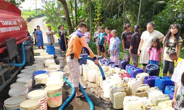 Warga Kesulitan dapat Air Bersih Warga Kesulitan dapat Air Bersih