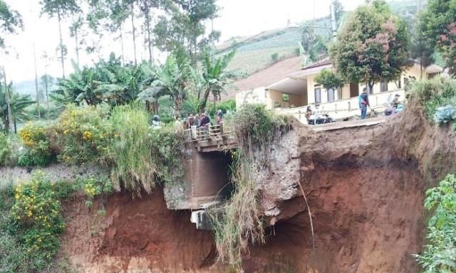 Jalan Longsor Belum Diperbaiki
