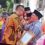 Oded Terima Penghargaan Tokoh Nasional Peduli Lansia