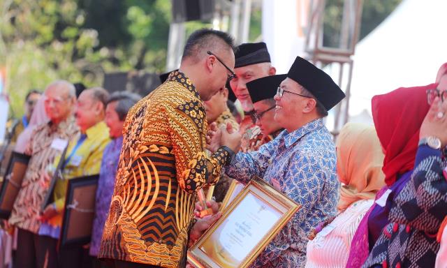 Oded Terima Penghargaan Tokoh Nasional Peduli Lansia
