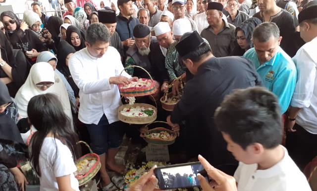 Abubakar Dikebumikan di Pemakaman Keluarga, Begini Suasannya