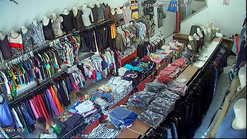 Aksi Pencurian Terekam Kamera CCTV