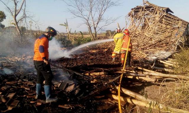 Peternakan Ayam di Cikalongwetan Ludes Terbakar