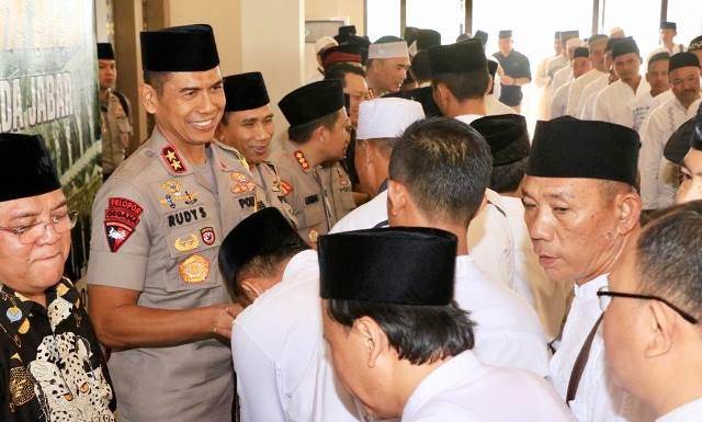 Kapolda Lepas 257 Jamaah Haji Keluarga Besar Polda Jabar Kapolda Lepas 257 Jamaah Haji Keluarga Besar Polda Jabar