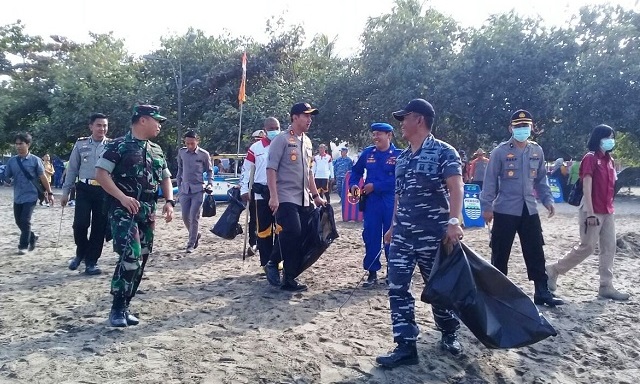 Ajak Warga Beli Emas dengan Sampah