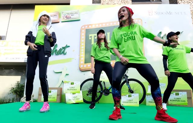 Tolak Linu Ajak Warga Senam Zumba Tolak Linu Ajak Warga Senam Zumba