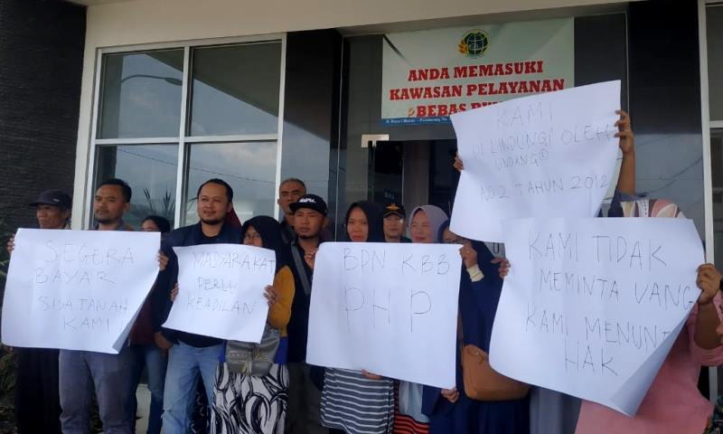 Kantor BPN Digeruduk Warga