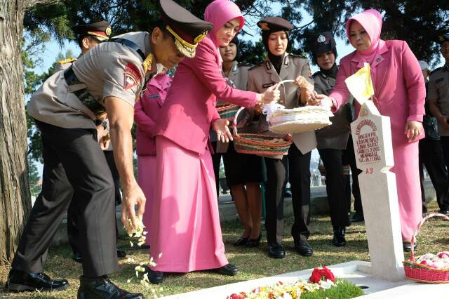 Hari Bhayangkara Ke-73, Kapolda Jabar Ziarah Ke Makam Pahlawan