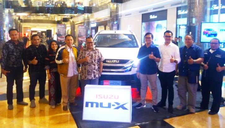 Beli MU-X Tipe i-Series Di TSM Bandung, dapat Free Voucher BBM Beli MU-X Tipe i-Series Di TSM Bandung, dapat Free Voucher BBM