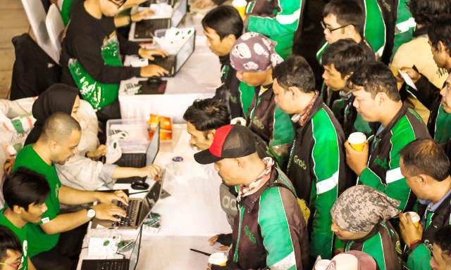 Sambut HUT RI Ke-74, GrabBike Berbagi Puluhan Ribu Jaket