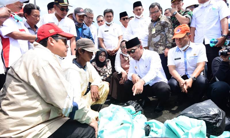 Gubernur Jabar Minta Pemda Terdampak Tumpahan Minyak Kalkulasi Kerugian Gubernur Jabar Minta Pemda Terdampak Tumpahan Minyak Kalkulasi Kerugian