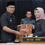 Anggota Dewan Diberi Pin Emas