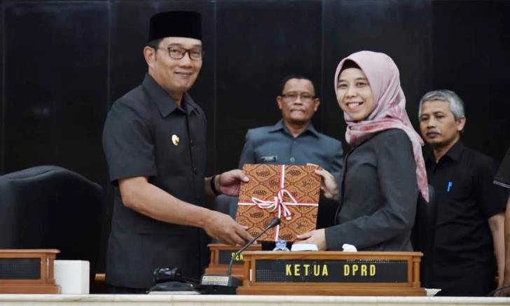 Anggota Dewan Diberi Pin Emas