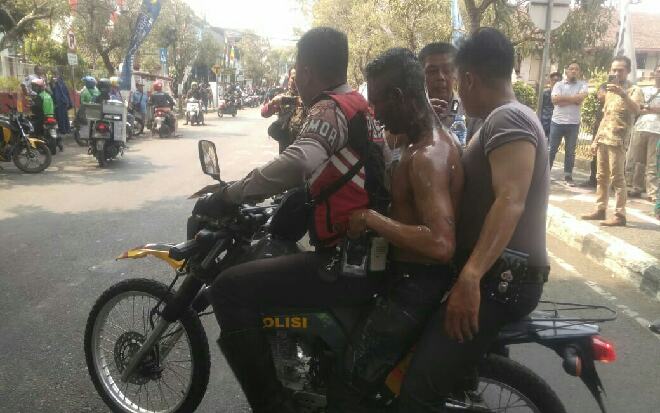 Unjuk Rasa Mahasiswa Rusuh, Tiga Polisi Terbakar