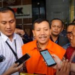 Iwa Karniwa Kenakan Rompi Tahanan