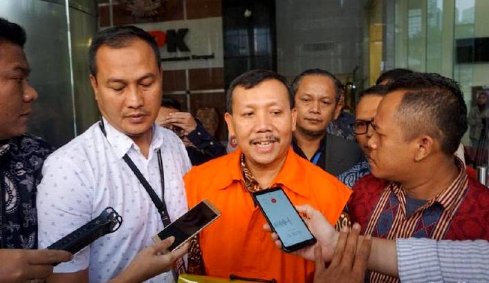 Iwa Karniwa Kenakan Rompi Tahanan