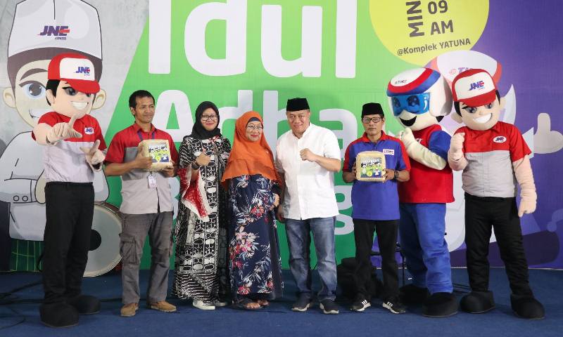 TIKI dan JNE Bagikan Daging Hewan Kurban untuk Ribuan Orang