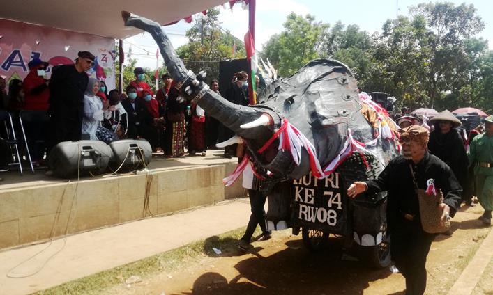Ribuan Warga Meriahkan Festival Gajah di Cimahi