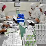Sejumlah pegawai di salah satu perusahaan yang memproduksi pembuatan obat sangat mengemas obat-obat sebelum didistribusikan ke sejumlah tempat seperti puskesmas dan lainnya.
