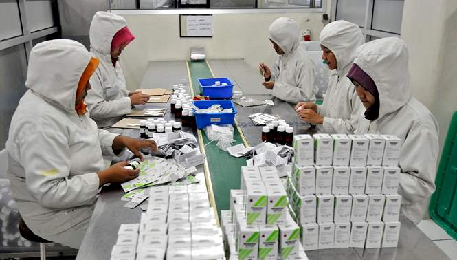 Sejumlah pegawai di salah satu perusahaan yang memproduksi pembuatan obat sangat mengemas obat-obat sebelum didistribusikan ke sejumlah tempat seperti puskesmas dan lainnya.