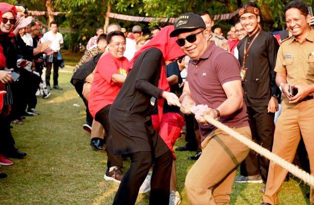 Ridwan Kamil Menang Lomba Tarik Tambang di Gedung Sate