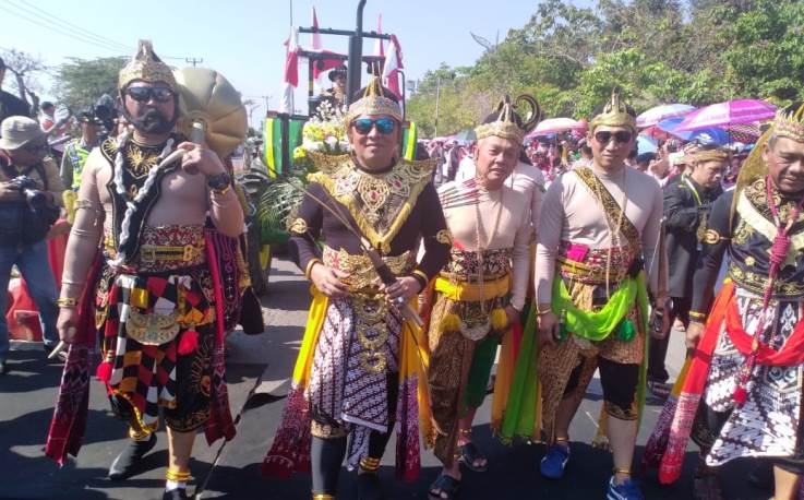 Tampilkan Kostum Tokoh Pewayangan Tampilkan Kostum Tokoh Pewayangan