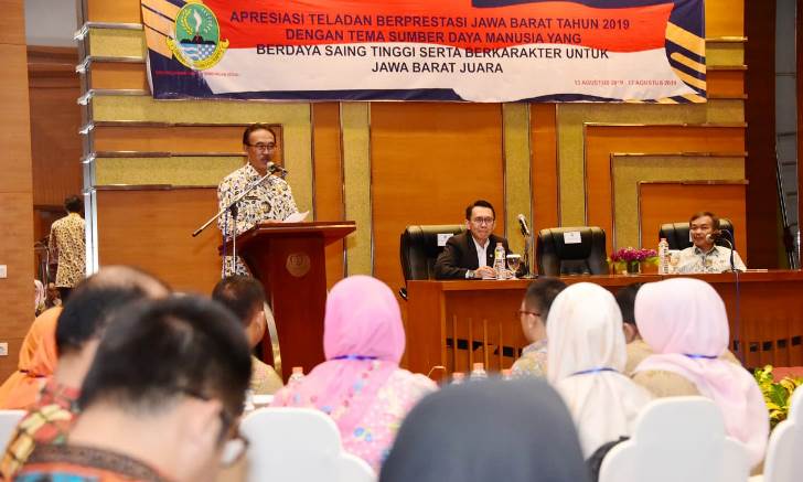 Pemdaprov Jabar Beri Penghargaan kepada Para Teladan