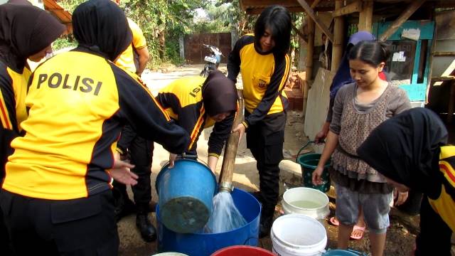 Rayakan Hari Jadi, Polwan Bagikan 10 Ribu Liter Air Bersih Rayakan Hari Jadi, Polwan Bagikan 10 Ribu Liter Air Bersih