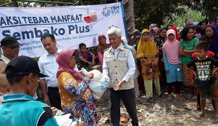 PLN UP3 Cimahi Bagikan 175 Paket Sembako Plus