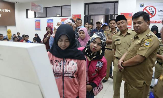 Disdukcapil Jemput Bola pada Pelayanan Akta Kelahiran