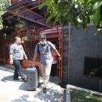 Penyidik KPK Bawa Dua Koper dari Kediaman Pribadi Iwa Karniwa