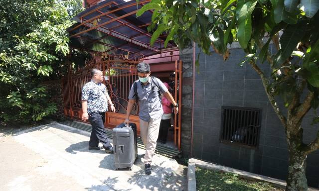 Penyidik KPK Bawa Dua Koper dari Kediaman Pribadi Iwa Karniwa