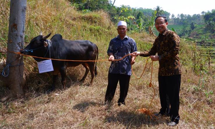 Gandeng Mandiri Syariah, DJP Jabar I Beri 6 Ekor Hewan Kurban untuk Warga Nangtung Sumedang