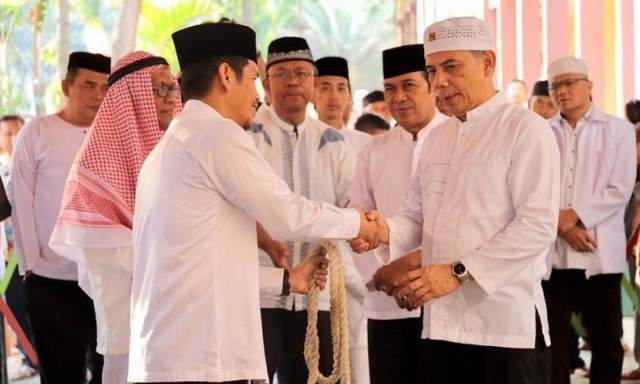 DKM Masjid Agung Cimahi Bagikan 1.200 Besek Daging Kurban DKM Masjid Agung Cimahi Bagikan 1.200 Besek Daging Kurban