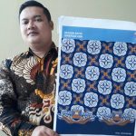 Usung Konsep 'Berjabat Tangan' Antarkan Arip Juara Desain Batik