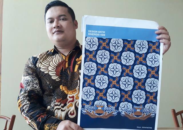 Usung Konsep 'Berjabat Tangan' Antarkan Arip Juara Desain Batik