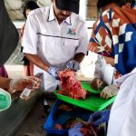 Petugas kesehatan hewan dari Dispangtan saat melakukan pemeriksaan terhadap daging pasca penyembelihan di Hari Raya Idul Adha