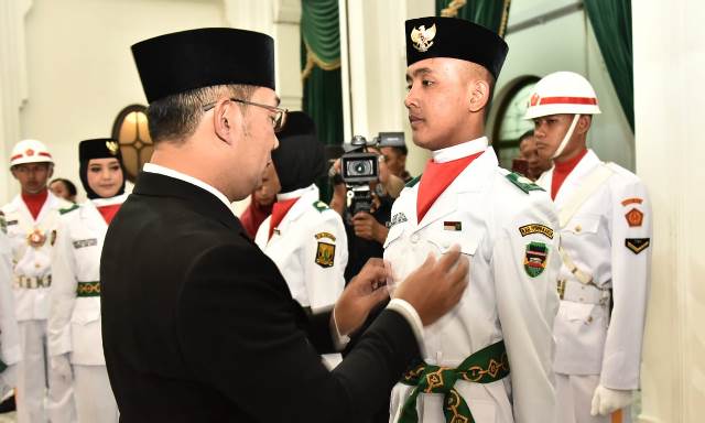 Ridwan Kamil Mengukuhkan Anggota Paskibraka Jabar 2019
