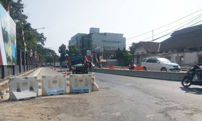 Siapa Penutup Sebagian Ruas Jalan Baros?