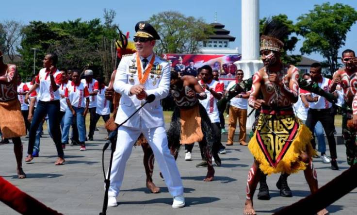Gubernur Jabar Menari Sajojo Bersama Warga Papua di HUT ke-74 RI