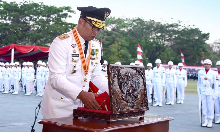 Rangkaian HUT ke-74 RI Tingkat Jabar Ditutup Lewat Gelar Senja di Gasibu Rangkaian HUT ke-74 RI Tingkat Jabar Ditutup Lewat Gelar Senja di Gasibu