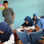 ILUSTRASI: Guru madrasah sedang mengajar. (Istimewa)