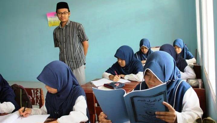ILUSTRASI: Guru madrasah sedang mengajar. (Istimewa)
