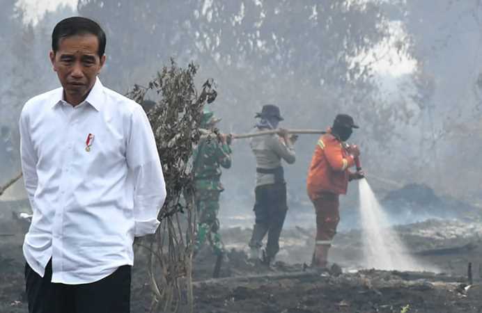 Sentil Gubernur dan Tegur Menteri