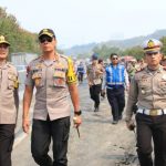 Polisi: Dua Truk Kelebihan Muatan Polisi: Dua Truk Kelebihan Muatan