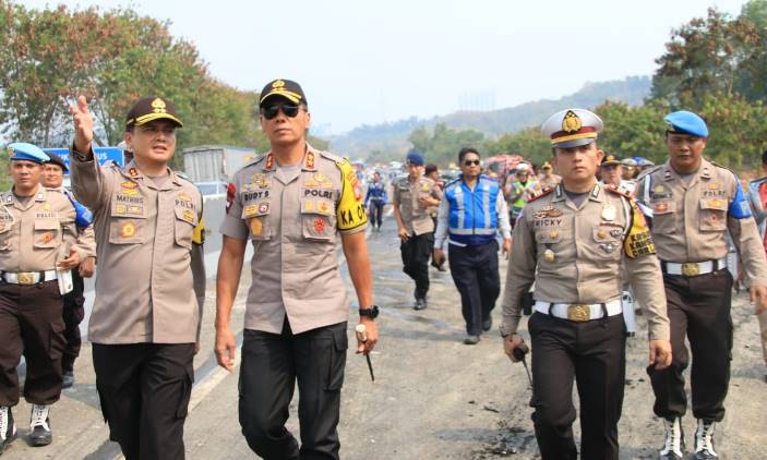 Polisi: Dua Truk Kelebihan Muatan Polisi: Dua Truk Kelebihan Muatan