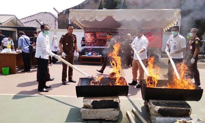 Kejari Musnahkan Ratusan Gram Sabu Kejari Musnahkan Ratusan Gram Sabu