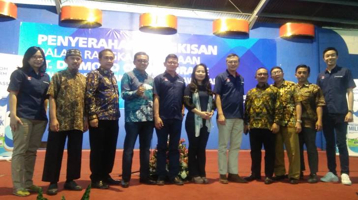 Peternak Terima Bingkisan sebagai Apresiasi