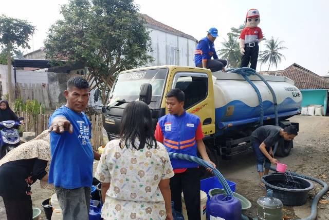 Salurkan 75.000 Liter Air Bersih di Tasikmalaya Salurkan 75.000 Liter Air Bersih di Tasikmalaya