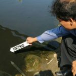 Petugas dari DLH Jabar sedang melakukan pengukuran tingkat pencemaran di anak sungai Citarum. Foto Ilustrasi dok Jabarekspres